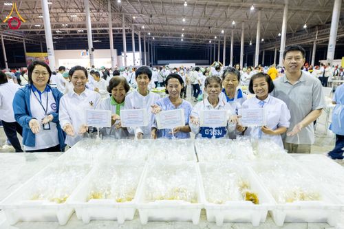 ภาพ No.202909:พิธีถวายภัตตาหารเป็นสังฆทาน แด่พระธรรมยาตรา ณ วัดพระธรรมกาย ตำบลคลองสาม อำเภอคลองหลวง จังหวัดปทุมธานี ในโครงการธรรมยาตรา กตัญญูบูชา มหาปูชนียาจารย์ พระมงคลเทพมุนี(สด จนฺทสโร) พระผู้ปราบมาร อนุสรณ์สถาน 7 แห่ง ปีที่ 13 วันที่ 28 มกราคม พ.ศ. 2568