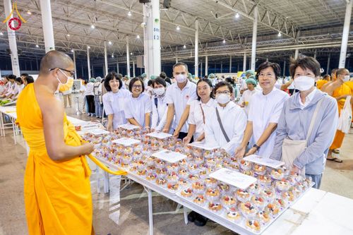 ภาพ No.202908:พิธีถวายภัตตาหารเป็นสังฆทาน แด่พระธรรมยาตรา ณ วัดพระธรรมกาย ตำบลคลองสาม อำเภอคลองหลวง จังหวัดปทุมธานี ในโครงการธรรมยาตรา กตัญญูบูชา มหาปูชนียาจารย์ พระมงคลเทพมุนี(สด จนฺทสโร) พระผู้ปราบมาร อนุสรณ์สถาน 7 แห่ง ปีที่ 13 วันที่ 28 มกราคม พ.ศ. 2568