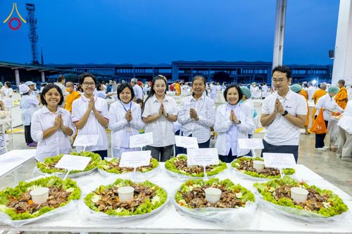 ภาพ No.202911:พิธีถวายภัตตาหารเป็นสังฆทาน แด่พระธรรมยาตรา ณ วัดพระธรรมกาย ตำบลคลองสาม อำเภอคลองหลวง จังหวัดปทุมธานี ในโครงการธรรมยาตรา กตัญญูบูชา มหาปูชนียาจารย์ พระมงคลเทพมุนี(สด จนฺทสโร) พระผู้ปราบมาร อนุสรณ์สถาน 7 แห่ง ปีที่ 13 วันที่ 28 มกราคม พ.ศ. 2568