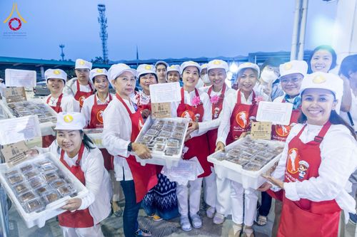 ภาพ No.202912:พิธีถวายภัตตาหารเป็นสังฆทาน แด่พระธรรมยาตรา ณ วัดพระธรรมกาย ตำบลคลองสาม อำเภอคลองหลวง จังหวัดปทุมธานี ในโครงการธรรมยาตรา กตัญญูบูชา มหาปูชนียาจารย์ พระมงคลเทพมุนี(สด จนฺทสโร) พระผู้ปราบมาร อนุสรณ์สถาน 7 แห่ง ปีที่ 13 วันที่ 28 มกราคม พ.ศ. 2568