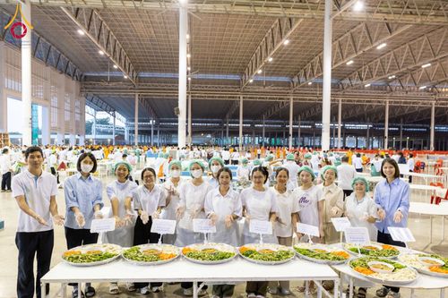 ภาพ No.202913:พิธีถวายภัตตาหารเป็นสังฆทาน แด่พระธรรมยาตรา ณ วัดพระธรรมกาย ตำบลคลองสาม อำเภอคลองหลวง จังหวัดปทุมธานี ในโครงการธรรมยาตรา กตัญญูบูชา มหาปูชนียาจารย์ พระมงคลเทพมุนี(สด จนฺทสโร) พระผู้ปราบมาร อนุสรณ์สถาน 7 แห่ง ปีที่ 13 วันที่ 28 มกราคม พ.ศ. 2568