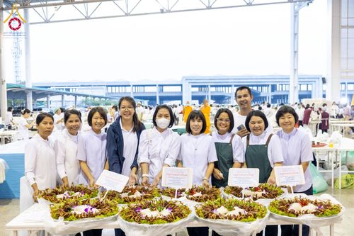 ภาพ No.202915:พิธีถวายภัตตาหารเป็นสังฆทาน แด่พระธรรมยาตรา ณ วัดพระธรรมกาย ตำบลคลองสาม อำเภอคลองหลวง จังหวัดปทุมธานี ในโครงการธรรมยาตรา กตัญญูบูชา มหาปูชนียาจารย์ พระมงคลเทพมุนี(สด จนฺทสโร) พระผู้ปราบมาร อนุสรณ์สถาน 7 แห่ง ปีที่ 13 วันที่ 28 มกราคม พ.ศ. 2568