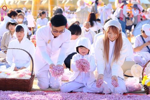 ภาพ No.203901:พิธีต้อนรับพระธรรมยาตรา ณ อนุสรณ์สถานลำดับที่ 5 สถานที่เผยแผ่วิชชาธรรมกายครั้งแรก อนุสรณ์สถานบางปลา วัดบางปลา อำเภอบางเลน จังหวัดนครปฐม ในโครงการธรรมยาตรา กตัญญูบูชา มหาปูชนียาจารย์ พระมงคลเทพมุนี(สด จนฺทสโร) พระผู้ปราบมาร ปีที่ 13 วัน 19 มกราคม พ.ศ.2568