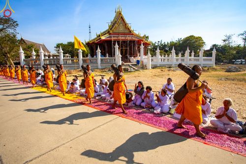 ภาพ No.203920:พิธีต้อนรับพระธรรมยาตรา ณ อนุสรณ์สถานลำดับที่ 5 สถานที่เผยแผ่วิชชาธรรมกายครั้งแรก อนุสรณ์สถานบางปลา วัดบางปลา อำเภอบางเลน จังหวัดนครปฐม ในโครงการธรรมยาตรา กตัญญูบูชา มหาปูชนียาจารย์ พระมงคลเทพมุนี(สด จนฺทสโร) พระผู้ปราบมาร ปีที่ 13 วัน 19 มกราคม พ.ศ.2568