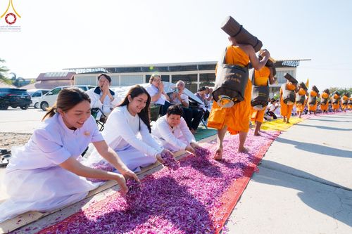 ภาพ No.203929:พิธีต้อนรับพระธรรมยาตรา ณ อนุสรณ์สถานลำดับที่ 5 สถานที่เผยแผ่วิชชาธรรมกายครั้งแรก อนุสรณ์สถานบางปลา วัดบางปลา อำเภอบางเลน จังหวัดนครปฐม ในโครงการธรรมยาตรา กตัญญูบูชา มหาปูชนียาจารย์ พระมงคลเทพมุนี(สด จนฺทสโร) พระผู้ปราบมาร ปีที่ 13 วัน 19 มกราคม พ.ศ.2568