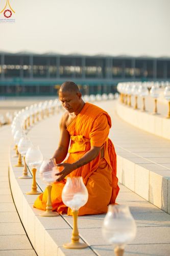 ภาพ No.204759:พิธีจุดประทีปถวายเป็นพุทธบูชา และบูชาธรรมมหาปูชนียาจารย์ ณ วัดพระธรรมกาย ตำบลคลองสาม อำเภอคลองหลวง จังหวัดปทุมธานี ในโครงการธรรมยาตรา กตัญญูบูชา มหาปูชนียาจารย์ พระมงคลเทพมุนี(สด จนฺทสโร) พระผู้ปราบมาร ปีที่ 13 วันที่ 31 มกราคม พ.ศ. 2568