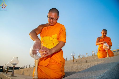 ภาพ No.204761:พิธีจุดประทีปถวายเป็นพุทธบูชา และบูชาธรรมมหาปูชนียาจารย์ ณ วัดพระธรรมกาย ตำบลคลองสาม อำเภอคลองหลวง จังหวัดปทุมธานี ในโครงการธรรมยาตรา กตัญญูบูชา มหาปูชนียาจารย์ พระมงคลเทพมุนี(สด จนฺทสโร) พระผู้ปราบมาร ปีที่ 13 วันที่ 31 มกราคม พ.ศ. 2568