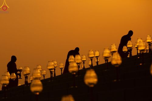 ภาพ No.204768:พิธีจุดประทีปถวายเป็นพุทธบูชา และบูชาธรรมมหาปูชนียาจารย์ ณ วัดพระธรรมกาย ตำบลคลองสาม อำเภอคลองหลวง จังหวัดปทุมธานี ในโครงการธรรมยาตรา กตัญญูบูชา มหาปูชนียาจารย์ พระมงคลเทพมุนี(สด จนฺทสโร) พระผู้ปราบมาร ปีที่ 13 วันที่ 31 มกราคม พ.ศ. 2568