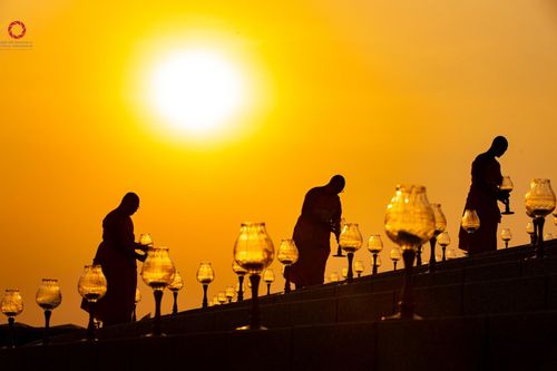 ภาพ No.204769:พิธีจุดประทีปถวายเป็นพุทธบูชา และบูชาธรรมมหาปูชนียาจารย์ ณ วัดพระธรรมกาย ตำบลคลองสาม อำเภอคลองหลวง จังหวัดปทุมธานี ในโครงการธรรมยาตรา กตัญญูบูชา มหาปูชนียาจารย์ พระมงคลเทพมุนี(สด จนฺทสโร) พระผู้ปราบมาร ปีที่ 13 วันที่ 31 มกราคม พ.ศ. 2568