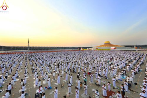 ภาพ No.204799:พิธีจุดประทีปถวายเป็นพุทธบูชา และบูชาธรรมมหาปูชนียาจารย์ ณ วัดพระธรรมกาย ตำบลคลองสาม อำเภอคลองหลวง จังหวัดปทุมธานี ในโครงการธรรมยาตรา กตัญญูบูชา มหาปูชนียาจารย์ พระมงคลเทพมุนี(สด จนฺทสโร) พระผู้ปราบมาร ปีที่ 13 วันที่ 31 มกราคม พ.ศ. 2568