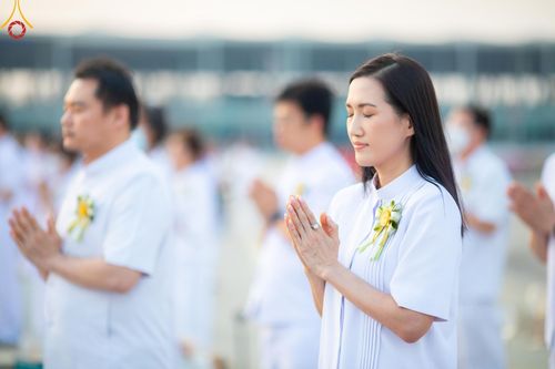 ภาพ No.204800:พิธีจุดประทีปถวายเป็นพุทธบูชา และบูชาธรรมมหาปูชนียาจารย์ ณ วัดพระธรรมกาย ตำบลคลองสาม อำเภอคลองหลวง จังหวัดปทุมธานี ในโครงการธรรมยาตรา กตัญญูบูชา มหาปูชนียาจารย์ พระมงคลเทพมุนี(สด จนฺทสโร) พระผู้ปราบมาร ปีที่ 13 วันที่ 31 มกราคม พ.ศ. 2568
