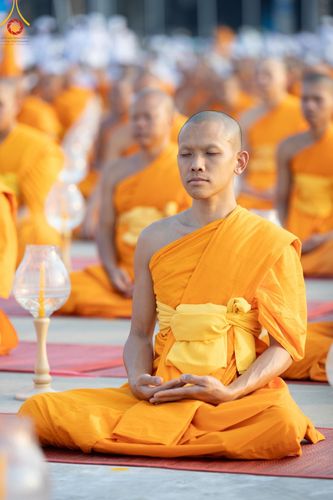 ภาพ No.204804:พิธีจุดประทีปถวายเป็นพุทธบูชา และบูชาธรรมมหาปูชนียาจารย์ ณ วัดพระธรรมกาย ตำบลคลองสาม อำเภอคลองหลวง จังหวัดปทุมธานี ในโครงการธรรมยาตรา กตัญญูบูชา มหาปูชนียาจารย์ พระมงคลเทพมุนี(สด จนฺทสโร) พระผู้ปราบมาร ปีที่ 13 วันที่ 31 มกราคม พ.ศ. 2568