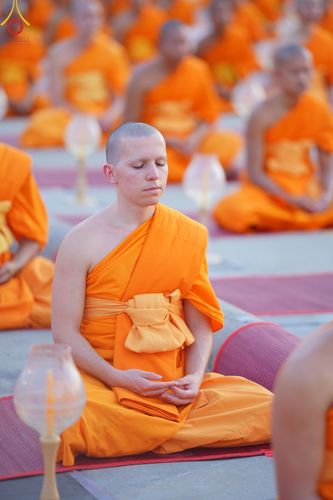 ภาพ No.204807:พิธีจุดประทีปถวายเป็นพุทธบูชา และบูชาธรรมมหาปูชนียาจารย์ ณ วัดพระธรรมกาย ตำบลคลองสาม อำเภอคลองหลวง จังหวัดปทุมธานี ในโครงการธรรมยาตรา กตัญญูบูชา มหาปูชนียาจารย์ พระมงคลเทพมุนี(สด จนฺทสโร) พระผู้ปราบมาร ปีที่ 13 วันที่ 31 มกราคม พ.ศ. 2568