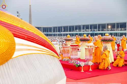 ภาพ No.204820:พิธีจุดประทีปถวายเป็นพุทธบูชา และบูชาธรรมมหาปูชนียาจารย์ ณ วัดพระธรรมกาย ตำบลคลองสาม อำเภอคลองหลวง จังหวัดปทุมธานี ในโครงการธรรมยาตรา กตัญญูบูชา มหาปูชนียาจารย์ พระมงคลเทพมุนี(สด จนฺทสโร) พระผู้ปราบมาร ปีที่ 13 วันที่ 31 มกราคม พ.ศ. 2568