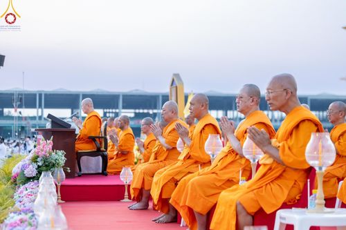 ภาพ No.204824:พิธีจุดประทีปถวายเป็นพุทธบูชา และบูชาธรรมมหาปูชนียาจารย์ ณ วัดพระธรรมกาย ตำบลคลองสาม อำเภอคลองหลวง จังหวัดปทุมธานี ในโครงการธรรมยาตรา กตัญญูบูชา มหาปูชนียาจารย์ พระมงคลเทพมุนี(สด จนฺทสโร) พระผู้ปราบมาร ปีที่ 13 วันที่ 31 มกราคม พ.ศ. 2568