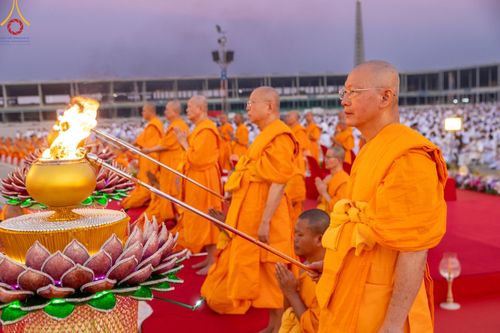 ภาพ No.204861:พิธีจุดประทีปถวายเป็นพุทธบูชา และบูชาธรรมมหาปูชนียาจารย์ ณ วัดพระธรรมกาย ตำบลคลองสาม อำเภอคลองหลวง จังหวัดปทุมธานี ในโครงการธรรมยาตรา กตัญญูบูชา มหาปูชนียาจารย์ พระมงคลเทพมุนี(สด จนฺทสโร) พระผู้ปราบมาร ปีที่ 13 วันที่ 31 มกราคม พ.ศ. 2568