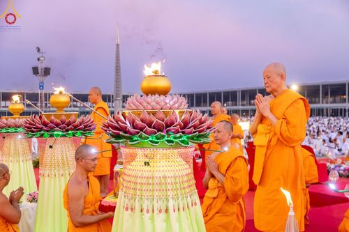 ภาพ No.204864:พิธีจุดประทีปถวายเป็นพุทธบูชา และบูชาธรรมมหาปูชนียาจารย์ ณ วัดพระธรรมกาย ตำบลคลองสาม อำเภอคลองหลวง จังหวัดปทุมธานี ในโครงการธรรมยาตรา กตัญญูบูชา มหาปูชนียาจารย์ พระมงคลเทพมุนี(สด จนฺทสโร) พระผู้ปราบมาร ปีที่ 13 วันที่ 31 มกราคม พ.ศ. 2568