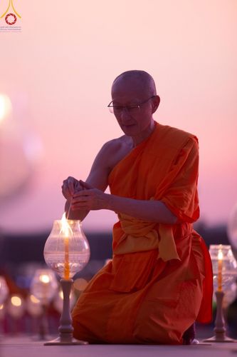 ภาพ No.204870:พิธีจุดประทีปถวายเป็นพุทธบูชา และบูชาธรรมมหาปูชนียาจารย์ ณ วัดพระธรรมกาย ตำบลคลองสาม อำเภอคลองหลวง จังหวัดปทุมธานี ในโครงการธรรมยาตรา กตัญญูบูชา มหาปูชนียาจารย์ พระมงคลเทพมุนี(สด จนฺทสโร) พระผู้ปราบมาร ปีที่ 13 วันที่ 31 มกราคม พ.ศ. 2568
