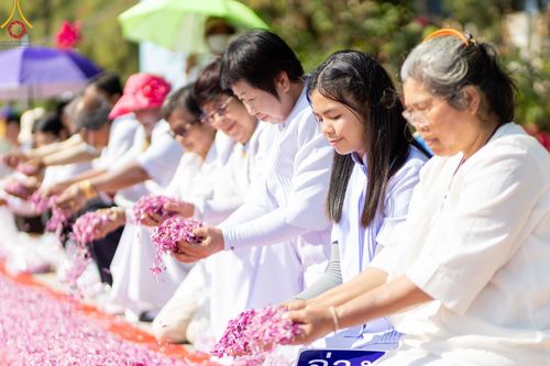 ภาพ No.205261:พิธีต้อนรับพระธรรมยาตรา ณ อนุสรณ์สถาน สถานที่เกิดในเพศสมณะ วัดสองพี่น้อง อำเภอสองพี่น้อง จังหวัดสุพรรณบุรี ในโครงการธรรมยาตรา กตัญญูบูชา มหาปูชนียาจารย์ พระมงคลเทพมุนี(สด จนฺทสโร) พระผู้ปราบมาร อนุสรณ์สถาน 7 แห่ง ปีที่ 13 วันที่ 11 มกราคม พ.ศ. 2568