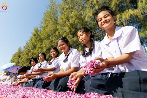 ภาพ No.205264:พิธีต้อนรับพระธรรมยาตรา ณ อนุสรณ์สถาน สถานที่เกิดในเพศสมณะ วัดสองพี่น้อง อำเภอสองพี่น้อง จังหวัดสุพรรณบุรี ในโครงการธรรมยาตรา กตัญญูบูชา มหาปูชนียาจารย์ พระมงคลเทพมุนี(สด จนฺทสโร) พระผู้ปราบมาร อนุสรณ์สถาน 7 แห่ง ปีที่ 13 วันที่ 11 มกราคม พ.ศ. 2568