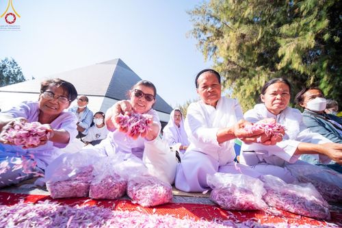 ภาพ No.205265:พิธีต้อนรับพระธรรมยาตรา ณ อนุสรณ์สถาน สถานที่เกิดในเพศสมณะ วัดสองพี่น้อง อำเภอสองพี่น้อง จังหวัดสุพรรณบุรี ในโครงการธรรมยาตรา กตัญญูบูชา มหาปูชนียาจารย์ พระมงคลเทพมุนี(สด จนฺทสโร) พระผู้ปราบมาร อนุสรณ์สถาน 7 แห่ง ปีที่ 13 วันที่ 11 มกราคม พ.ศ. 2568