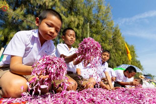 ภาพ No.205267:พิธีต้อนรับพระธรรมยาตรา ณ อนุสรณ์สถาน สถานที่เกิดในเพศสมณะ วัดสองพี่น้อง อำเภอสองพี่น้อง จังหวัดสุพรรณบุรี ในโครงการธรรมยาตรา กตัญญูบูชา มหาปูชนียาจารย์ พระมงคลเทพมุนี(สด จนฺทสโร) พระผู้ปราบมาร อนุสรณ์สถาน 7 แห่ง ปีที่ 13 วันที่ 11 มกราคม พ.ศ. 2568