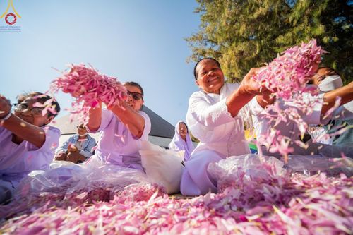 ภาพ No.205270:พิธีต้อนรับพระธรรมยาตรา ณ อนุสรณ์สถาน สถานที่เกิดในเพศสมณะ วัดสองพี่น้อง อำเภอสองพี่น้อง จังหวัดสุพรรณบุรี ในโครงการธรรมยาตรา กตัญญูบูชา มหาปูชนียาจารย์ พระมงคลเทพมุนี(สด จนฺทสโร) พระผู้ปราบมาร อนุสรณ์สถาน 7 แห่ง ปีที่ 13 วันที่ 11 มกราคม พ.ศ. 2568