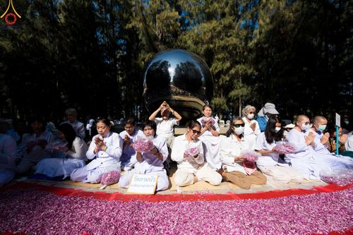 ภาพ No.205274:พิธีต้อนรับพระธรรมยาตรา ณ อนุสรณ์สถาน สถานที่เกิดในเพศสมณะ วัดสองพี่น้อง อำเภอสองพี่น้อง จังหวัดสุพรรณบุรี ในโครงการธรรมยาตรา กตัญญูบูชา มหาปูชนียาจารย์ พระมงคลเทพมุนี(สด จนฺทสโร) พระผู้ปราบมาร อนุสรณ์สถาน 7 แห่ง ปีที่ 13 วันที่ 11 มกราคม พ.ศ. 2568