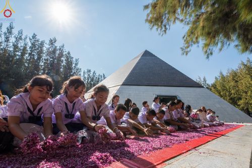 ภาพ No.205275:พิธีต้อนรับพระธรรมยาตรา ณ อนุสรณ์สถาน สถานที่เกิดในเพศสมณะ วัดสองพี่น้อง อำเภอสองพี่น้อง จังหวัดสุพรรณบุรี ในโครงการธรรมยาตรา กตัญญูบูชา มหาปูชนียาจารย์ พระมงคลเทพมุนี(สด จนฺทสโร) พระผู้ปราบมาร อนุสรณ์สถาน 7 แห่ง ปีที่ 13 วันที่ 11 มกราคม พ.ศ. 2568