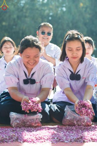 ภาพ No.205277:พิธีต้อนรับพระธรรมยาตรา ณ อนุสรณ์สถาน สถานที่เกิดในเพศสมณะ วัดสองพี่น้อง อำเภอสองพี่น้อง จังหวัดสุพรรณบุรี ในโครงการธรรมยาตรา กตัญญูบูชา มหาปูชนียาจารย์ พระมงคลเทพมุนี(สด จนฺทสโร) พระผู้ปราบมาร อนุสรณ์สถาน 7 แห่ง ปีที่ 13 วันที่ 11 มกราคม พ.ศ. 2568