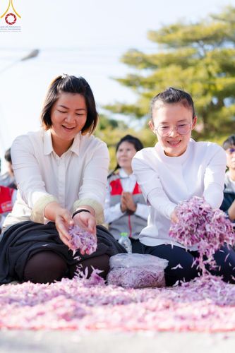 ภาพ No.205281:พิธีต้อนรับพระธรรมยาตรา ณ อนุสรณ์สถาน สถานที่เกิดในเพศสมณะ วัดสองพี่น้อง อำเภอสองพี่น้อง จังหวัดสุพรรณบุรี ในโครงการธรรมยาตรา กตัญญูบูชา มหาปูชนียาจารย์ พระมงคลเทพมุนี(สด จนฺทสโร) พระผู้ปราบมาร อนุสรณ์สถาน 7 แห่ง ปีที่ 13 วันที่ 11 มกราคม พ.ศ. 2568