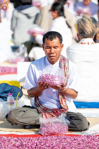 ภาพ No.205283:พิธีต้อนรับพระธรรมยาตรา ณ อนุสรณ์สถาน สถานที่เกิดในเพศสมณะ วัดสองพี่น้อง อำเภอสองพี่น้อง จังหวัดสุพรรณบุรี ในโครงการธรรมยาตรา กตัญญูบูชา มหาปูชนียาจารย์ พระมงคลเทพมุนี(สด จนฺทสโร) พระผู้ปราบมาร อนุสรณ์สถาน 7 แห่ง ปีที่ 13 วันที่ 11 มกราคม พ.ศ. 2568