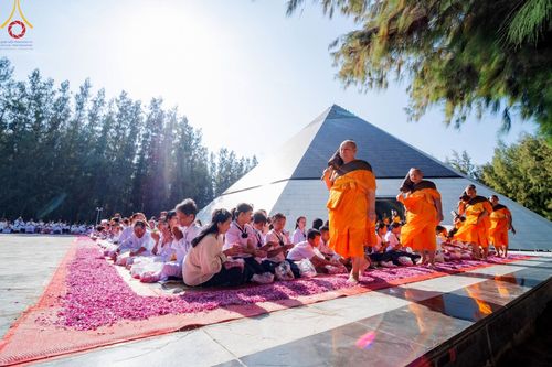 ภาพ No.205294:พิธีต้อนรับพระธรรมยาตรา ณ อนุสรณ์สถาน สถานที่เกิดในเพศสมณะ วัดสองพี่น้อง อำเภอสองพี่น้อง จังหวัดสุพรรณบุรี ในโครงการธรรมยาตรา กตัญญูบูชา มหาปูชนียาจารย์ พระมงคลเทพมุนี(สด จนฺทสโร) พระผู้ปราบมาร อนุสรณ์สถาน 7 แห่ง ปีที่ 13 วันที่ 11 มกราคม พ.ศ. 2568