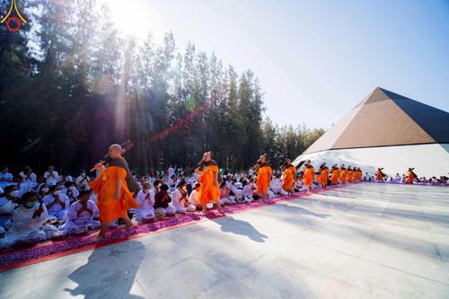 ภาพ No.205295:พิธีต้อนรับพระธรรมยาตรา ณ อนุสรณ์สถาน สถานที่เกิดในเพศสมณะ วัดสองพี่น้อง อำเภอสองพี่น้อง จังหวัดสุพรรณบุรี ในโครงการธรรมยาตรา กตัญญูบูชา มหาปูชนียาจารย์ พระมงคลเทพมุนี(สด จนฺทสโร) พระผู้ปราบมาร อนุสรณ์สถาน 7 แห่ง ปีที่ 13 วันที่ 11 มกราคม พ.ศ. 2568