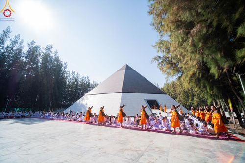 ภาพ No.205296:พิธีต้อนรับพระธรรมยาตรา ณ อนุสรณ์สถาน สถานที่เกิดในเพศสมณะ วัดสองพี่น้อง อำเภอสองพี่น้อง จังหวัดสุพรรณบุรี ในโครงการธรรมยาตรา กตัญญูบูชา มหาปูชนียาจารย์ พระมงคลเทพมุนี(สด จนฺทสโร) พระผู้ปราบมาร อนุสรณ์สถาน 7 แห่ง ปีที่ 13 วันที่ 11 มกราคม พ.ศ. 2568