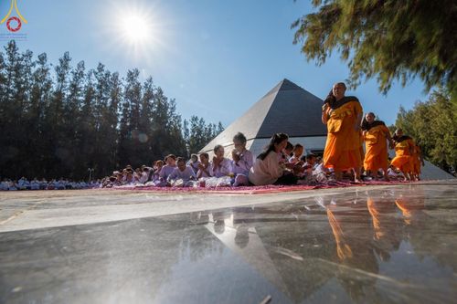 ภาพ No.205300:พิธีต้อนรับพระธรรมยาตรา ณ อนุสรณ์สถาน สถานที่เกิดในเพศสมณะ วัดสองพี่น้อง อำเภอสองพี่น้อง จังหวัดสุพรรณบุรี ในโครงการธรรมยาตรา กตัญญูบูชา มหาปูชนียาจารย์ พระมงคลเทพมุนี(สด จนฺทสโร) พระผู้ปราบมาร อนุสรณ์สถาน 7 แห่ง ปีที่ 13 วันที่ 11 มกราคม พ.ศ. 2568