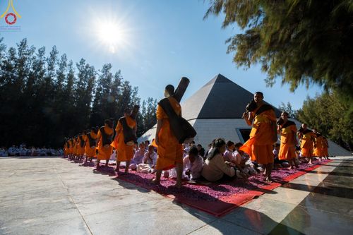 ภาพ No.205301:พิธีต้อนรับพระธรรมยาตรา ณ อนุสรณ์สถาน สถานที่เกิดในเพศสมณะ วัดสองพี่น้อง อำเภอสองพี่น้อง จังหวัดสุพรรณบุรี ในโครงการธรรมยาตรา กตัญญูบูชา มหาปูชนียาจารย์ พระมงคลเทพมุนี(สด จนฺทสโร) พระผู้ปราบมาร อนุสรณ์สถาน 7 แห่ง ปีที่ 13 วันที่ 11 มกราคม พ.ศ. 2568