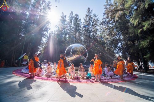ภาพ No.205303:พิธีต้อนรับพระธรรมยาตรา ณ อนุสรณ์สถาน สถานที่เกิดในเพศสมณะ วัดสองพี่น้อง อำเภอสองพี่น้อง จังหวัดสุพรรณบุรี ในโครงการธรรมยาตรา กตัญญูบูชา มหาปูชนียาจารย์ พระมงคลเทพมุนี(สด จนฺทสโร) พระผู้ปราบมาร อนุสรณ์สถาน 7 แห่ง ปีที่ 13 วันที่ 11 มกราคม พ.ศ. 2568