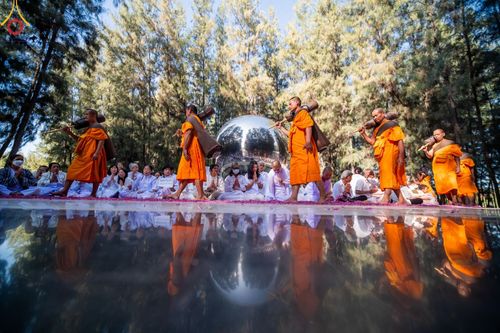 ภาพ No.205308:พิธีต้อนรับพระธรรมยาตรา ณ อนุสรณ์สถาน สถานที่เกิดในเพศสมณะ วัดสองพี่น้อง อำเภอสองพี่น้อง จังหวัดสุพรรณบุรี ในโครงการธรรมยาตรา กตัญญูบูชา มหาปูชนียาจารย์ พระมงคลเทพมุนี(สด จนฺทสโร) พระผู้ปราบมาร อนุสรณ์สถาน 7 แห่ง ปีที่ 13 วันที่ 11 มกราคม พ.ศ. 2568