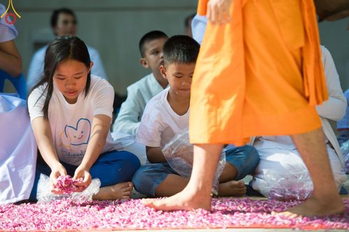 ภาพ No.205313:พิธีต้อนรับพระธรรมยาตรา ณ อนุสรณ์สถาน สถานที่เกิดในเพศสมณะ วัดสองพี่น้อง อำเภอสองพี่น้อง จังหวัดสุพรรณบุรี ในโครงการธรรมยาตรา กตัญญูบูชา มหาปูชนียาจารย์ พระมงคลเทพมุนี(สด จนฺทสโร) พระผู้ปราบมาร อนุสรณ์สถาน 7 แห่ง ปีที่ 13 วันที่ 11 มกราคม พ.ศ. 2568