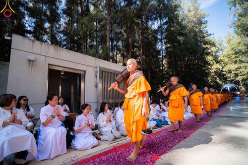 ภาพ No.205315:พิธีต้อนรับพระธรรมยาตรา ณ อนุสรณ์สถาน สถานที่เกิดในเพศสมณะ วัดสองพี่น้อง อำเภอสองพี่น้อง จังหวัดสุพรรณบุรี ในโครงการธรรมยาตรา กตัญญูบูชา มหาปูชนียาจารย์ พระมงคลเทพมุนี(สด จนฺทสโร) พระผู้ปราบมาร อนุสรณ์สถาน 7 แห่ง ปีที่ 13 วันที่ 11 มกราคม พ.ศ. 2568