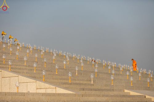 ภาพ No.205328:พิธีจุดประทีปถวายเป็นพุทธบูชา และบูชาธรรมมหาปูชนียาจารย์ ณ วัดพระธรรมกาย ตำบลคลองสาม อำเภอคลองหลวง จังหวัดปทุมธานี ในโครงการธรรมยาตรา กตัญญูบูชา มหาปูชนียาจารย์ พระมงคลเทพมุนี(สด จนฺทสโร) พระผู้ปราบมาร ปีที่ 13 วันที่ 31 มกราคม พ.ศ. 2568