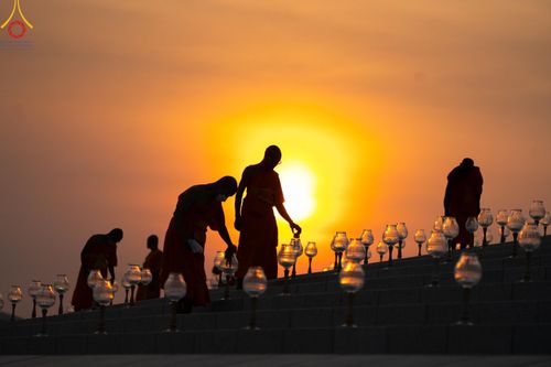 ภาพ No.205350:พิธีจุดประทีปถวายเป็นพุทธบูชา และบูชาธรรมมหาปูชนียาจารย์ ณ วัดพระธรรมกาย ตำบลคลองสาม อำเภอคลองหลวง จังหวัดปทุมธานี ในโครงการธรรมยาตรา กตัญญูบูชา มหาปูชนียาจารย์ พระมงคลเทพมุนี(สด จนฺทสโร) พระผู้ปราบมาร ปีที่ 13 วันที่ 31 มกราคม พ.ศ. 2568