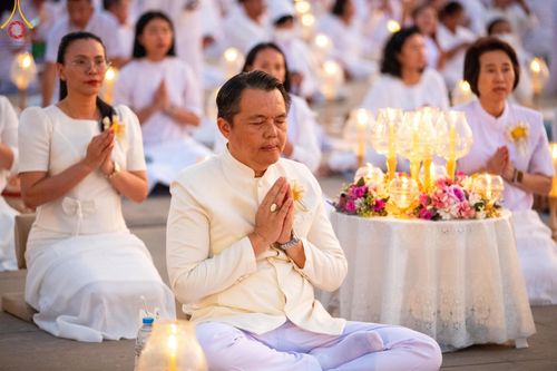 ภาพ No.205363:พิธีจุดประทีปถวายเป็นพุทธบูชา และบูชาธรรมมหาปูชนียาจารย์ ณ วัดพระธรรมกาย ตำบลคลองสาม อำเภอคลองหลวง จังหวัดปทุมธานี ในโครงการธรรมยาตรา กตัญญูบูชา มหาปูชนียาจารย์ พระมงคลเทพมุนี(สด จนฺทสโร) พระผู้ปราบมาร ปีที่ 13 วันที่ 31 มกราคม พ.ศ. 2568