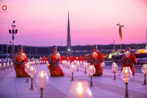 ภาพ No.205371:พิธีจุดประทีปถวายเป็นพุทธบูชา และบูชาธรรมมหาปูชนียาจารย์ ณ วัดพระธรรมกาย ตำบลคลองสาม อำเภอคลองหลวง จังหวัดปทุมธานี ในโครงการธรรมยาตรา กตัญญูบูชา มหาปูชนียาจารย์ พระมงคลเทพมุนี(สด จนฺทสโร) พระผู้ปราบมาร ปีที่ 13 วันที่ 31 มกราคม พ.ศ. 2568