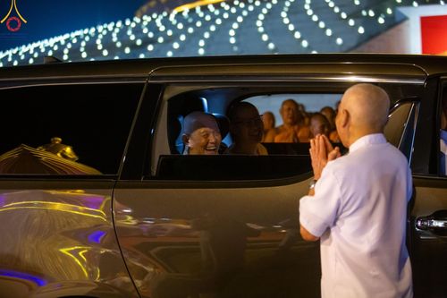 ภาพ No.205400:พิธีจุดประทีปถวายเป็นพุทธบูชา และบูชาธรรมมหาปูชนียาจารย์ ณ วัดพระธรรมกาย ตำบลคลองสาม อำเภอคลองหลวง จังหวัดปทุมธานี ในโครงการธรรมยาตรา กตัญญูบูชา มหาปูชนียาจารย์ พระมงคลเทพมุนี(สด จนฺทสโร) พระผู้ปราบมาร ปีที่ 13 วันที่ 31 มกราคม พ.ศ. 2568