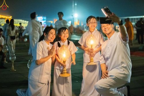 ภาพ No.205401:พิธีจุดประทีปถวายเป็นพุทธบูชา และบูชาธรรมมหาปูชนียาจารย์ ณ วัดพระธรรมกาย ตำบลคลองสาม อำเภอคลองหลวง จังหวัดปทุมธานี ในโครงการธรรมยาตรา กตัญญูบูชา มหาปูชนียาจารย์ พระมงคลเทพมุนี(สด จนฺทสโร) พระผู้ปราบมาร ปีที่ 13 วันที่ 31 มกราคม พ.ศ. 2568