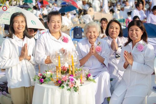 ภาพ No.206300:พิธีจุดประทีปถวายเป็นพุทธบูชา และบูชาธรรมมหาปูชนียาจารย์ ณ วัดสองพี่น้อง ต.ต้นตาล อ.สองพี่น้อง จ.สุพรรณบุรี ในโครงการธรรมยาตรา กตัญญูบูชา มหาปูชนียาจารย์ พระมงคลเทพมุนี(สด จนฺทสโร) พระผู้ปราบมาร อนุสรณ์สถาน 7 แห่ง ปีที่ 13 วันที่ 14 มกราคม พ.ศ. 2568