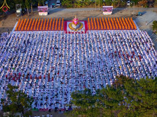 ภาพ No.206360:พิธีจุดประทีปถวายเป็นพุทธบูชา และบูชาธรรมมหาปูชนียาจารย์ ณ วัดสองพี่น้อง ต.ต้นตาล อ.สองพี่น้อง จ.สุพรรณบุรี ในโครงการธรรมยาตรา กตัญญูบูชา มหาปูชนียาจารย์ พระมงคลเทพมุนี(สด จนฺทสโร) พระผู้ปราบมาร อนุสรณ์สถาน 7 แห่ง ปีที่ 13 วันที่ 14 มกราคม พ.ศ. 2568