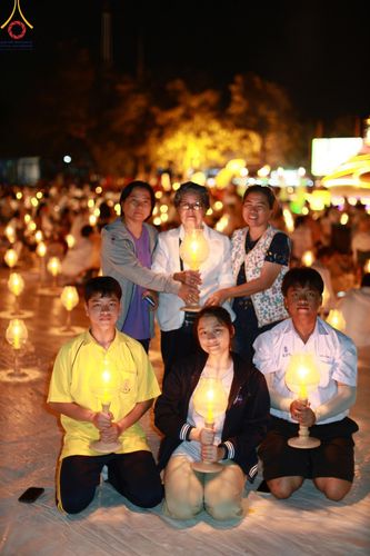 ภาพ No.206482:พิธีจุดประทีปถวายเป็นพุทธบูชา และบูชาธรรมมหาปูชนียาจารย์ ณ วัดสองพี่น้อง ต.ต้นตาล อ.สองพี่น้อง จ.สุพรรณบุรี ในโครงการธรรมยาตรา กตัญญูบูชา มหาปูชนียาจารย์ พระมงคลเทพมุนี(สด จนฺทสโร) พระผู้ปราบมาร อนุสรณ์สถาน 7 แห่ง ปีที่ 13 วันที่ 14 มกราคม พ.ศ. 2568